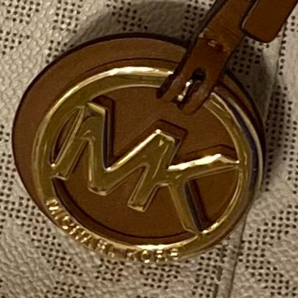 Michael Kors Jet Set Voyager MK Signature Leather Shoulder Tote Bag. - Picture 5 of 6